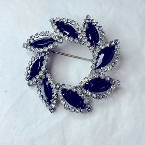 Vintage 50s Weiss Goldtone Clear/Black Rhinestones wreath Pin Brooch